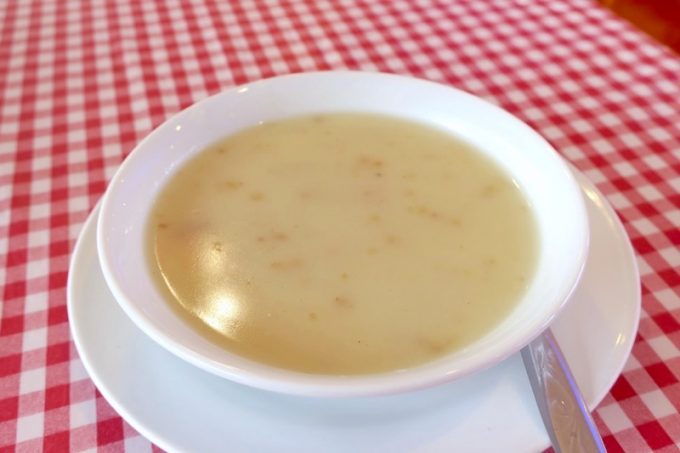 恩納村「シーサイドドライブイン」の有名なスープ（200円）