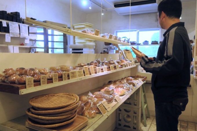 宜野湾「宗像堂」の店内には天然酵母のパンが並ぶ