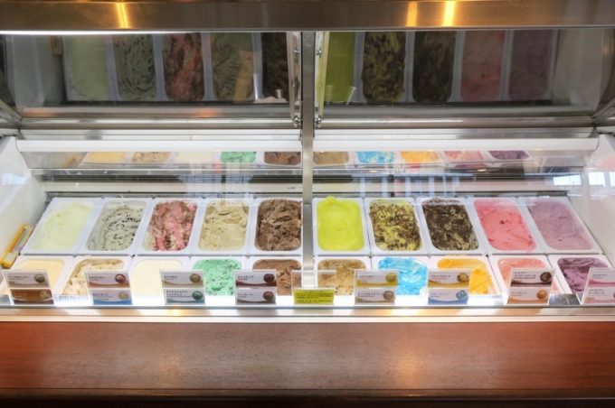 浦添「ブルーシール牧港本店」アイスケースの中にはカラフルなアイスクリームが並ぶ。