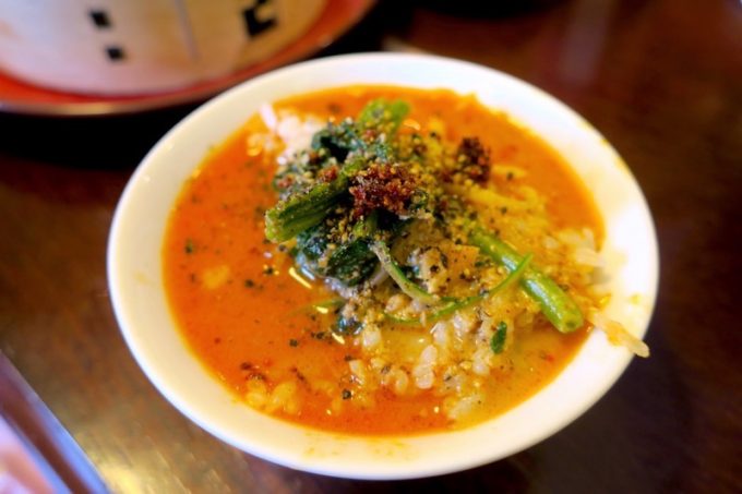 浦添・伊祖「大家 （ダージア）」四川担々麺のスープをご飯にたっぷりかけていただく。ウマい。