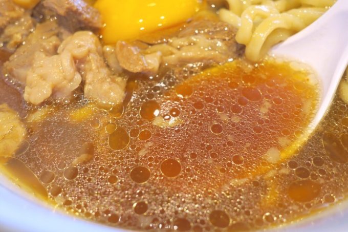 北谷「ストライプヌードルズ」牛すじラーメンのスープは、醤油味で意外とあっさり。