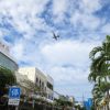 沖縄市・コザの中央パークアベニューを歩いていたら、米軍機が飛んで行った。