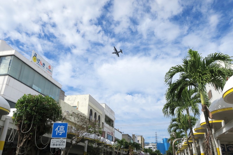 沖縄市・コザの中央パークアベニューを歩いていたら、米軍機が飛んで行った。