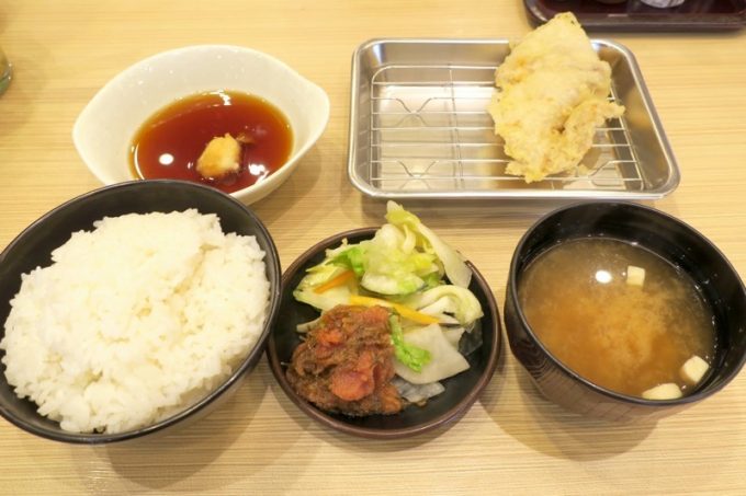イオンモール沖縄ライカム「博多天ぷら たかお」のたかお定食（1080円）。天ぷらは少しずつ提供されるスタイルだ。