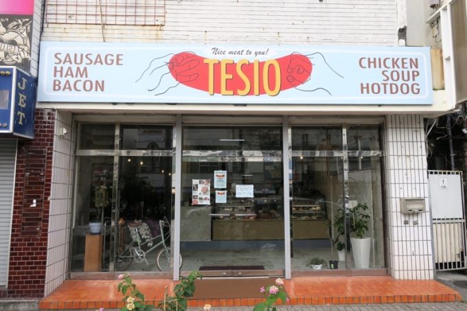 沖縄市・ゲート通り沿いにある「TESIO（テシオ）」の外観。