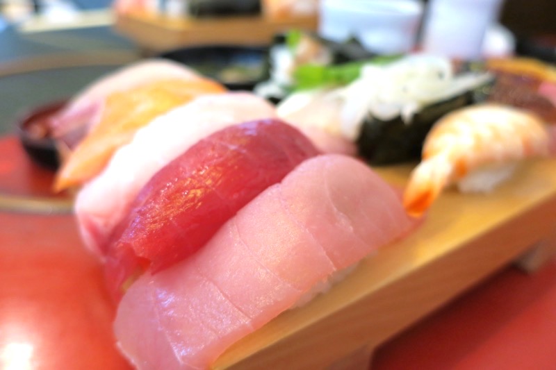 にぎり特上のお寿司は10貫。赤身、白身など様々だ。