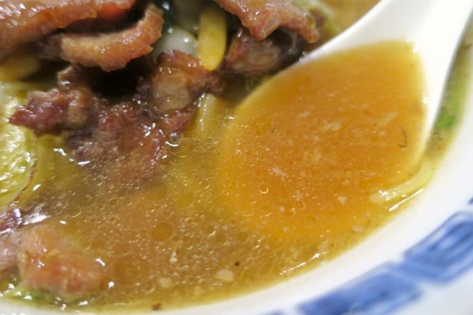野菜の旨味が感じられる中華屋さんの醤油スープ。