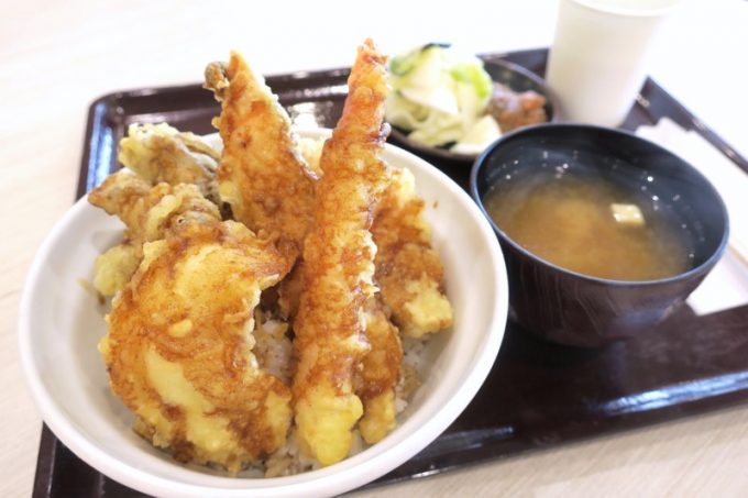 イオンモール沖縄ライカム「博多天ぷら たかお」の季節盛り天丼（1300円）を食べた。