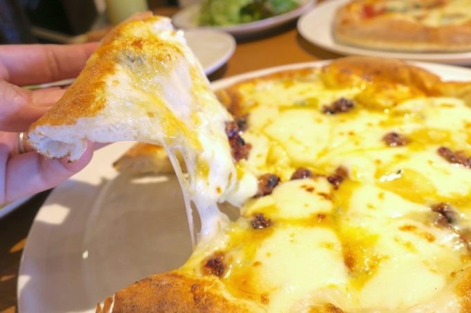 「Pizzeria Bar Ariccia（ピッツエリアバールアリッチャ）」の2017年7月のマンスリーピッツァは、4種のチーズとハチミツレモン、ドライフルーツのピザだった。