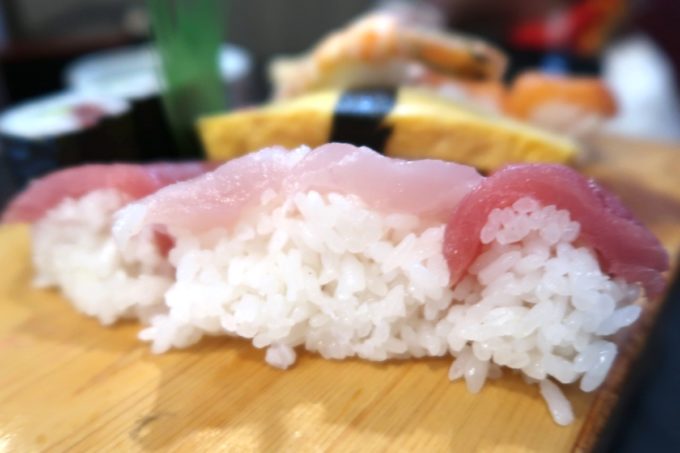宜野湾「割烹 田舎」のお子様寿司のシャリがでっかい。