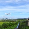 瀬長島の展望台から着陸する飛行機を眺める。