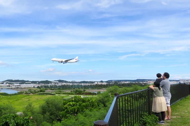 瀬長島の展望台から着陸する飛行機を眺める。