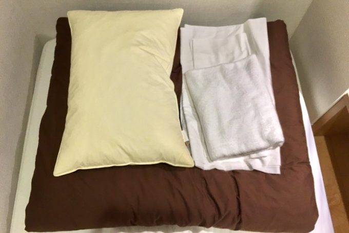 枕カバーとシーツは自分でセットする。バスタオルはついていた。