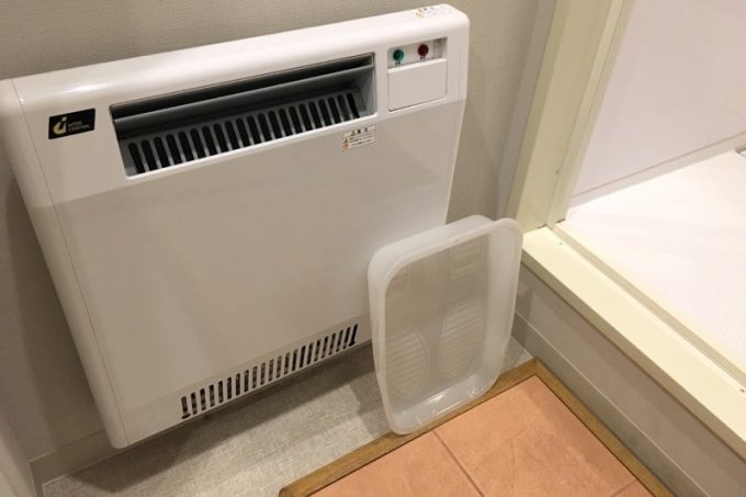 シャワールームの足元には暖房が。
