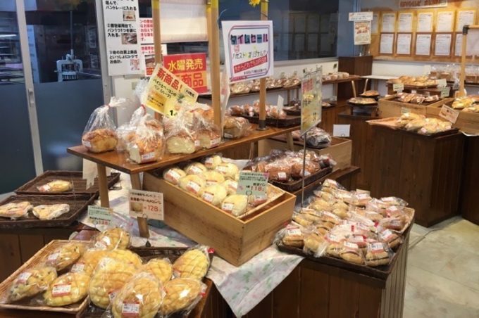 店内で焼いたパンも販売している。