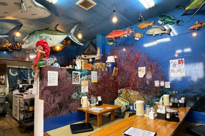 那覇・小禄「魚屋直営食堂 魚まる」水族館みたいな店内客席（小さめのお座敷席）