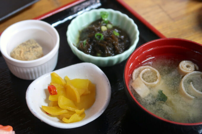 那覇・小禄「魚屋直営食堂 魚まる」海鮮丼のセットの味噌汁や小鉢など