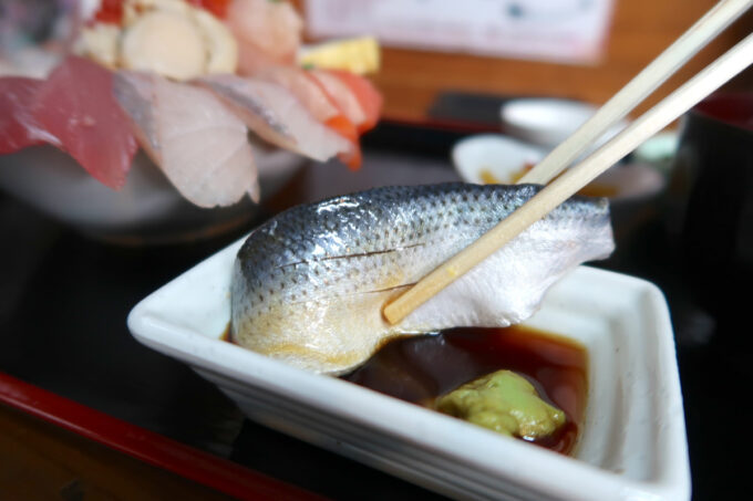 那覇・小禄「魚屋直営食堂 魚まる」海鮮丼のネタに醤油をつけていただく