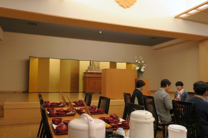 この日、宿坊に滞在している人たちが、午後18時に夕食に集まる。