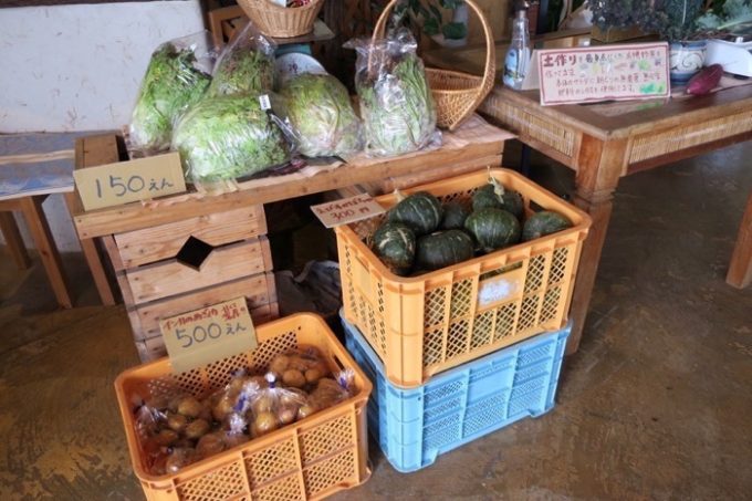 店内では野菜の販売もされていた。