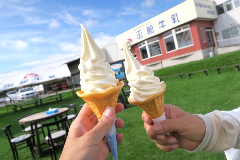 函館牛乳のソフトクリームは黄色がかり、コクが強い。卵をつかっているからだ。