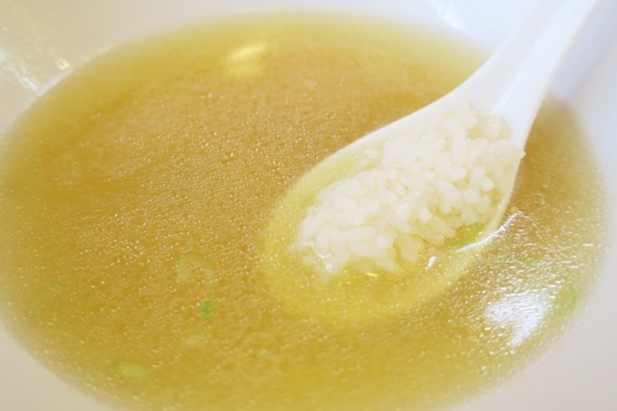 塩ラーメンのスープにごはんを浸して食べる。