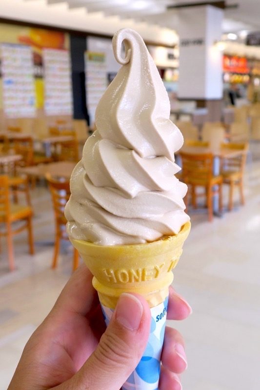 イオン上磯店フードコート内「カフェタウン」で食べたソフトクリーム（モカ、250円）