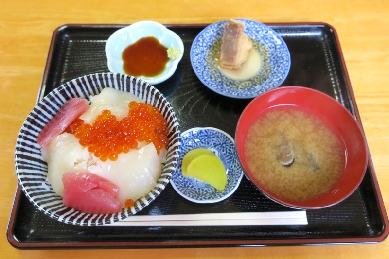 ぬいどう食堂の歌舞伎丼（1000円）。煮付けもついた定食だ。