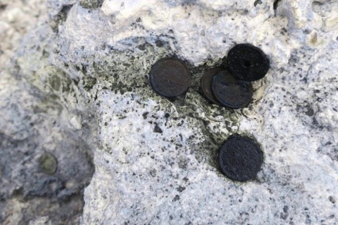 硫黄が強く、コインが真っ黒に変色してしまっていた。