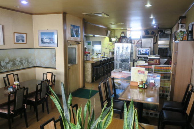 函館の喫茶店「さふらん」の店内。テーブル席ばかりで、喫煙可能。