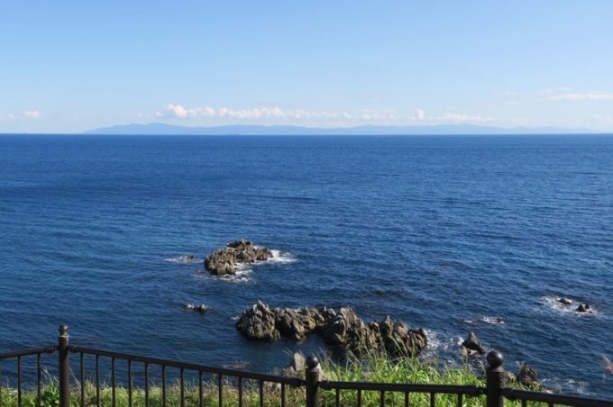 函館の立待岬から、青森県の大間を眺める。