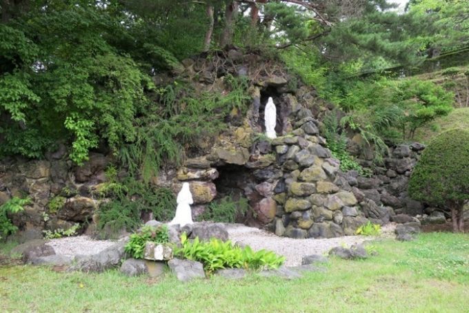 「トラピスチヌ修道院」のルルドの洞窟。