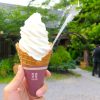 「駒ケ岳洋菓子工房」のラ・フランスの特大ソフトクリーム（420円）をワッフルコーンでいただく。