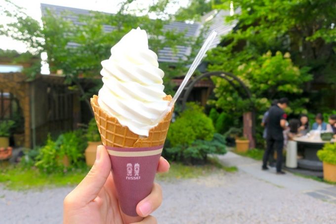 「駒ケ岳洋菓子工房」のラ・フランスの特大ソフトクリーム（420円）をワッフルコーンでいただく。