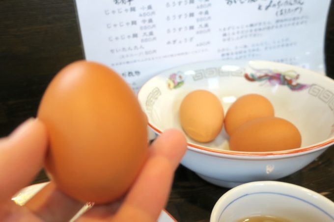 盛岡じゃじゃ麺「白龍 分店」卓上に常備されている、ちいたんたん用の生卵（＋50円）