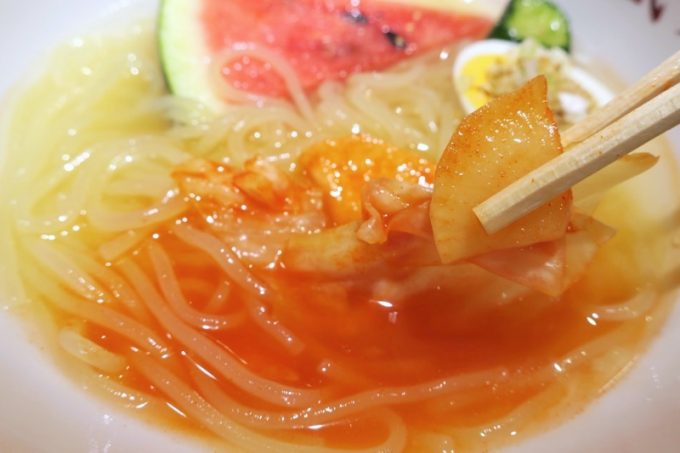 スープにキムチの酸味と辛味が加わり、味が複雑になる。
