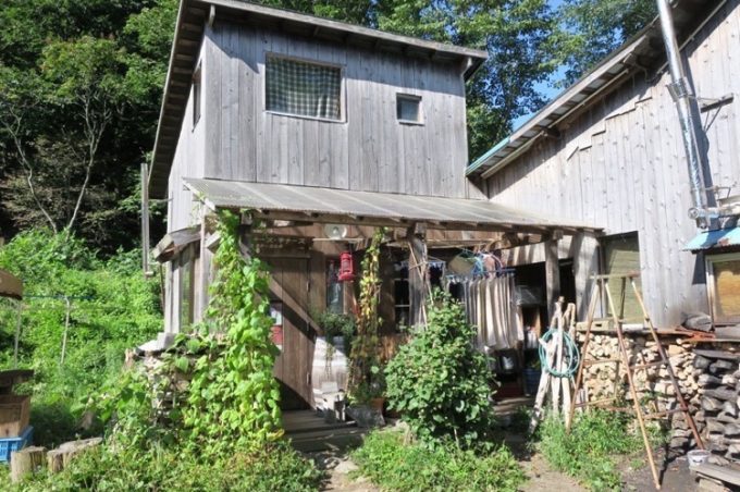 この山小屋が「山田農場チーズ工房」の外観だ。