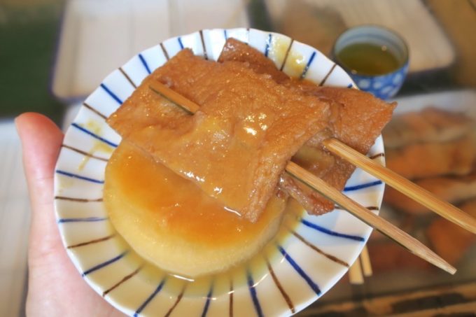 生姜味噌おでんは、大根100円、大角天1本50円。