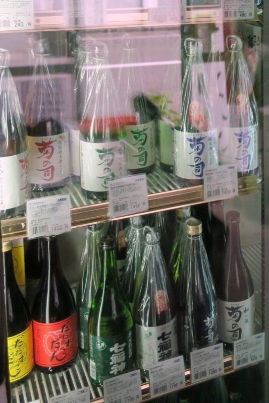 冷蔵庫にも冷やされた日本酒が並んでいた。