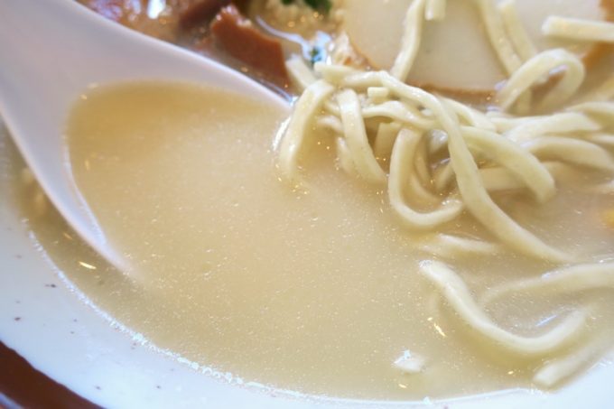 スープはゆし豆富の汁気が混ざり白濁している。