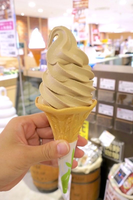 棒二森屋店で食べた、函館美鈴のソフトクリーム（モカ、300円）
