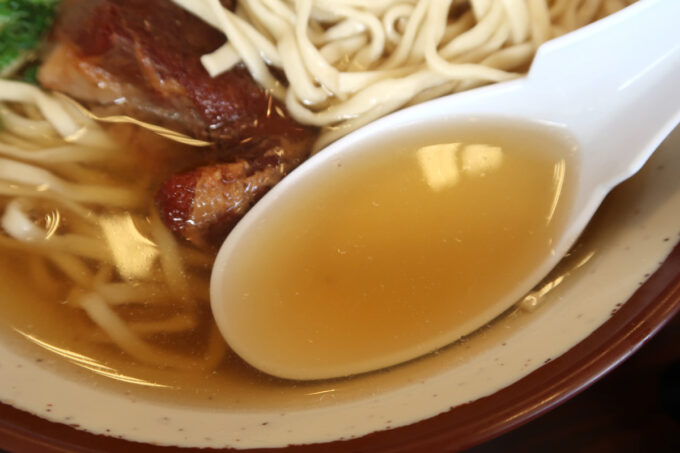 那覇市「識名そば」ソーキそばのあっさりしたスープ