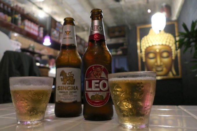 那覇・栄町「CHILL OUT（チルアウト）」のタイビールで乾杯。シンハーもリオも1本680円。
