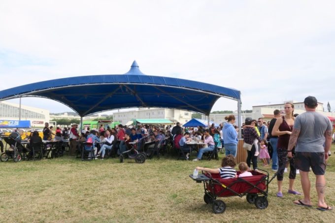 「フードトラックフェア（Food Truck Fair）」では、大きなテントで食事や休憩できる。