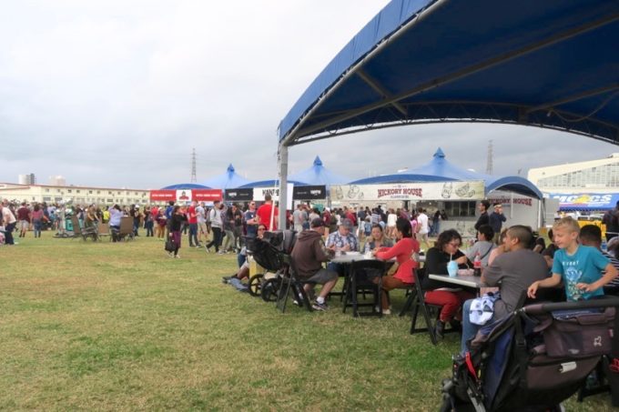 「フードトラックフェア（Food Truck Fair）」の大きなテントと出店ブース。