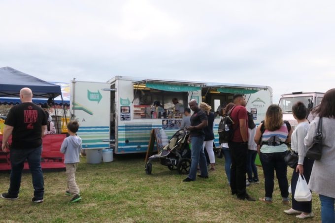 「フードトラックフェア（Food Truck Fair）」にあったハンバーガーやドリンクのの移動販売車。