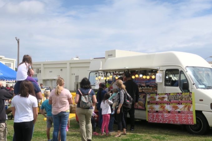 「フードトラックフェア（Food Truck Fair）」にあったアップルパイやたこ焼きなどの移動販売車。