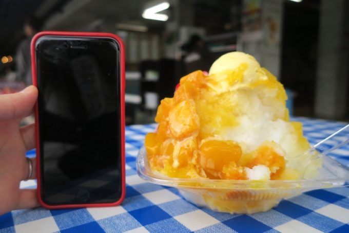 「琉冰（リュウピン）」のかき氷とiPhone6sとの高さ比較。