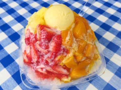「琉冰（リュウピン）」の一番人気、4種のフルーツが盛り付けられたかき氷、トロピカルフルーツ（1080円）