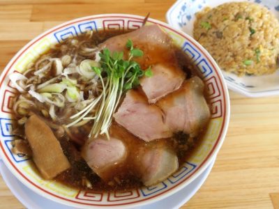 「サバ6製麺所Plus 読谷店」のサバ醤油そば 半焼き飯セット（950円）